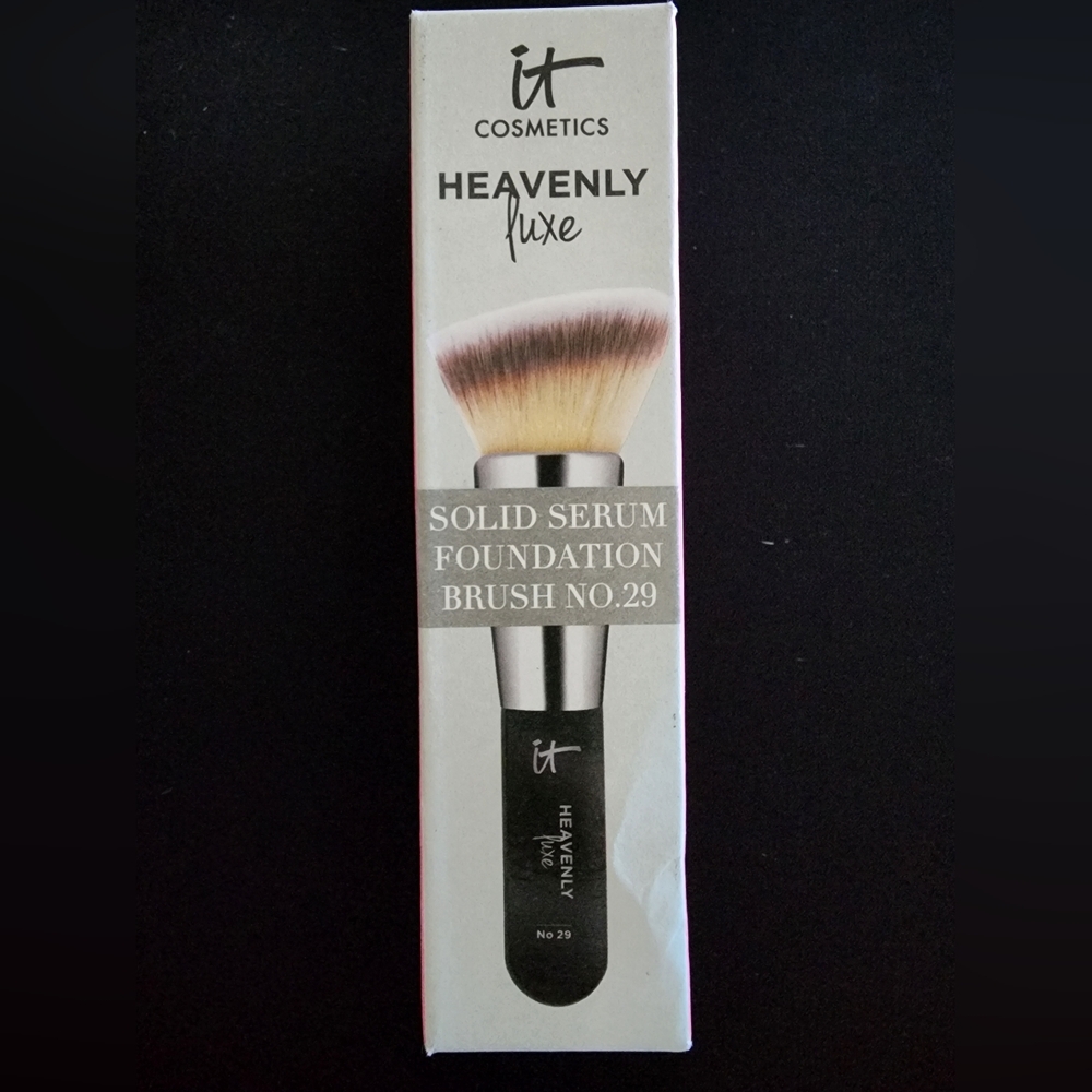 NWT IT Cosmetics Heavenly Luxe Solid Serum Foundation Brush No. 29 - Picture 3 of 4